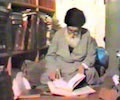 الإمام الخوئي في مكتبته